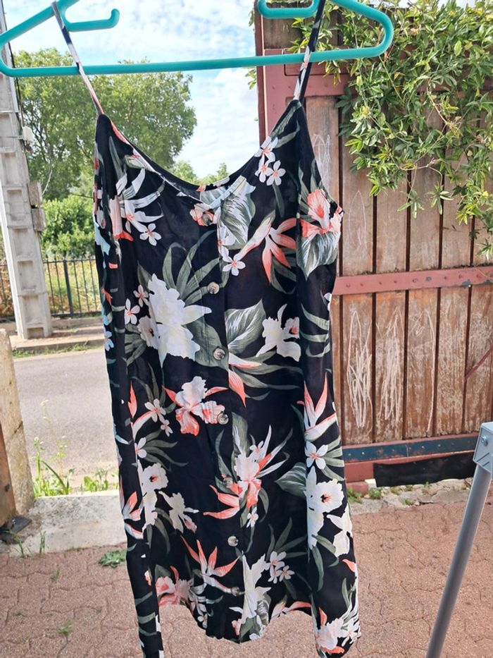 Belle robe 👗 courte boutonnée, noire à motifs floraux - T38 - Divided par H&M - photo numéro 2