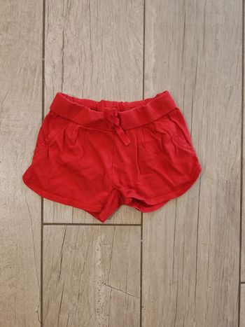 Short d'été rouge