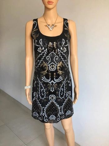 Robe noire neuve sans manches avec sequins Molly Bracken taille unique