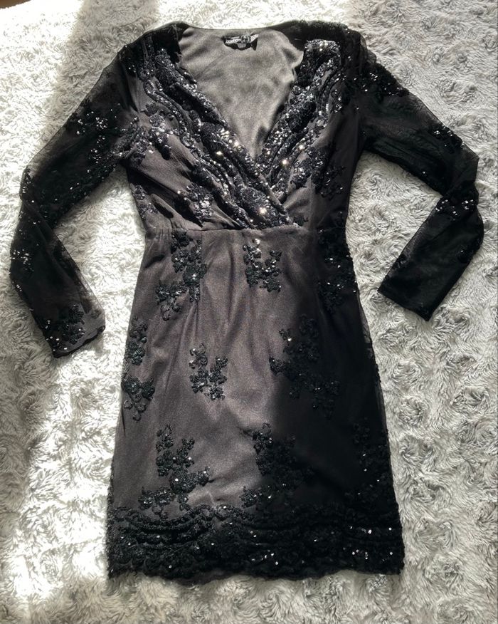 Robe noire moulante à sequins