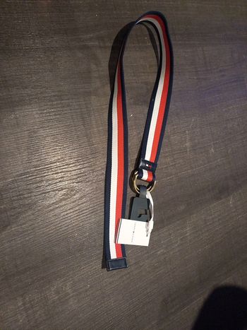 Neuf marque Tommy Hilfiger . 75cm