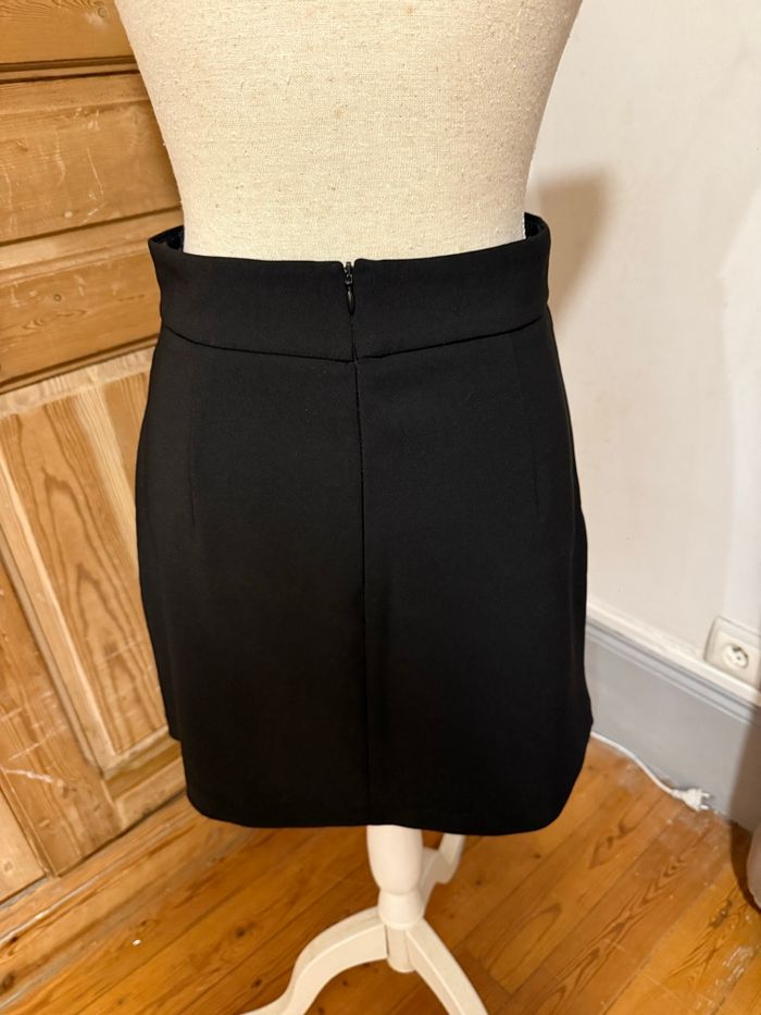 Jupe noire brillante - photo numéro 2