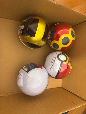 Lot 4 pokeball 