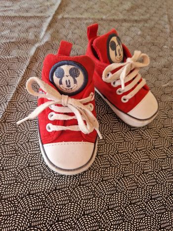 Chaussures bebe Mickey rouges trop stylees