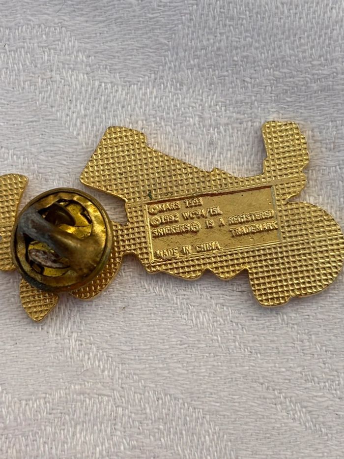 Pin’s Snickers – Chien avec ballon de foot – Collector - photo numéro 2