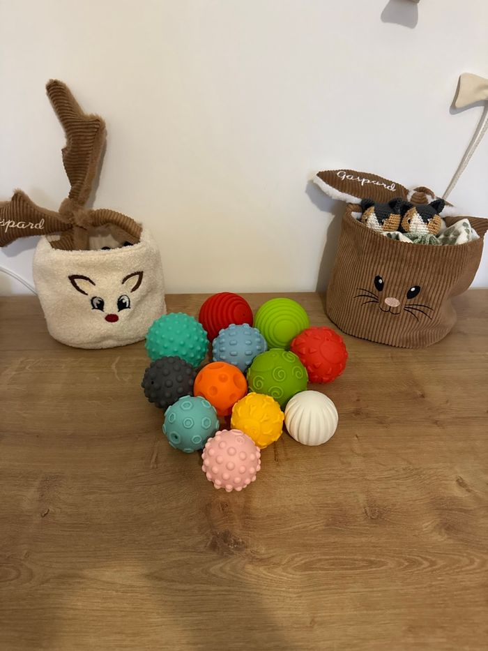 Lot de 12 balles sensorielles - tailles, formes et couleurs différentes - Infantino