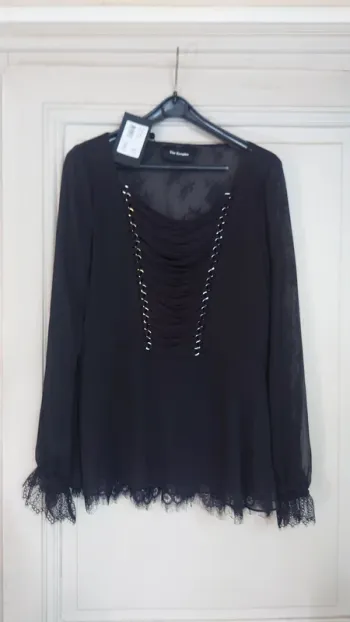 Blouse The Kooples XS/34 – neuve, noire gothique victorien, lacée et brodée