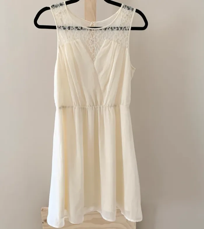 Robe crème élégante avec dentelle – Taille M
