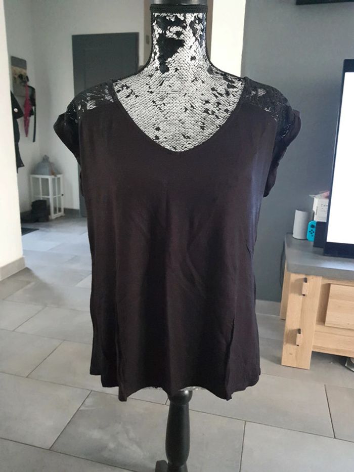 T-shirt noir dentelles