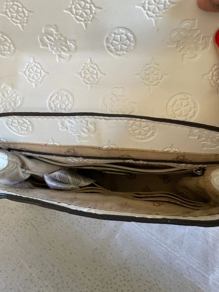 Sac Guess blanc -Très bon état - photo numéro 8