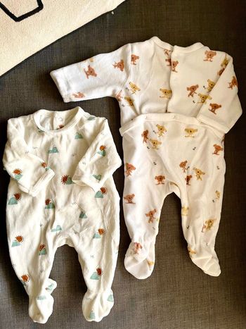 2 pyjamas 3 mois et 1 pyjama 1 mois