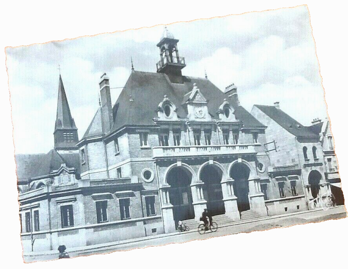 Carte postale ancienne Attigny (Ardennes) L' Hôtel de Ville