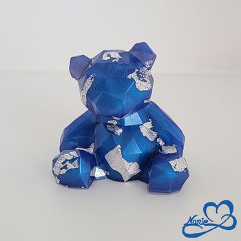 Nounours bleu avec des feuilles argentées