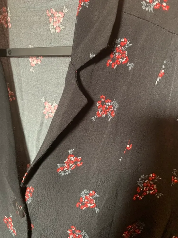 Petite robe noire fleurie Mango 🌺 - photo numéro 3