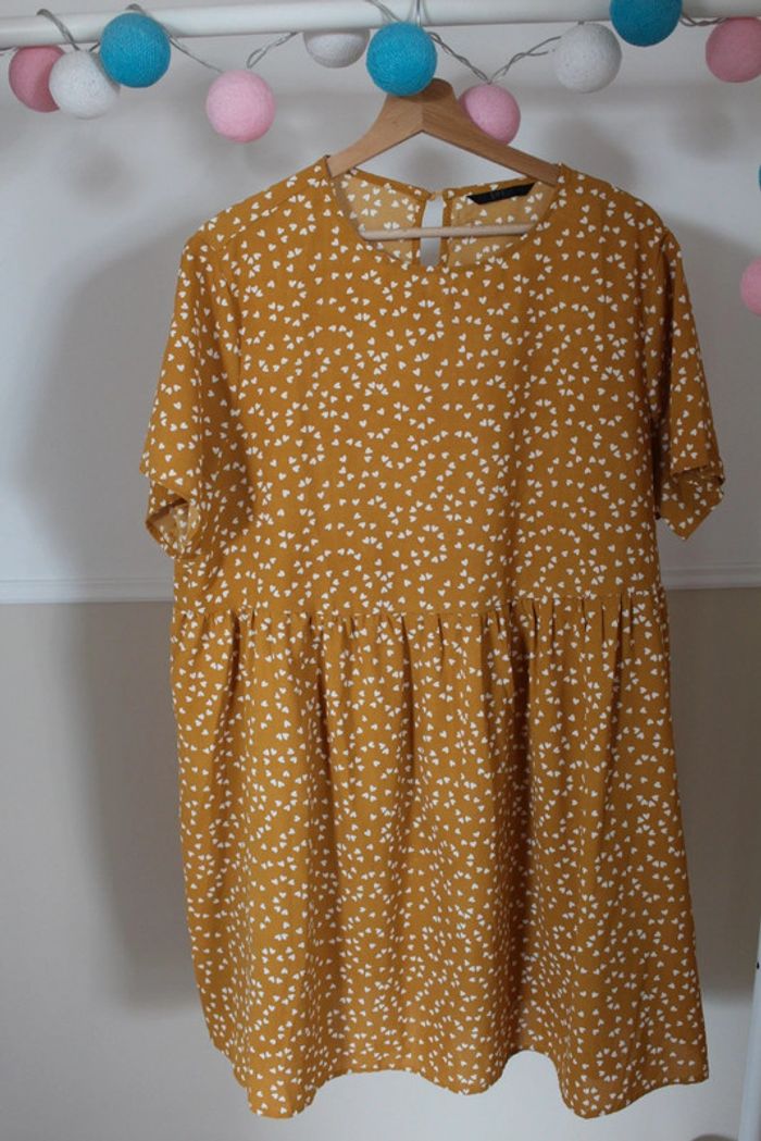 Robe moutarde à cœurs