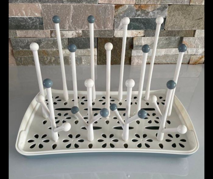 Lot articles puériculture biberons en verres, en plastique, cuillères etc. - photo numéro 5