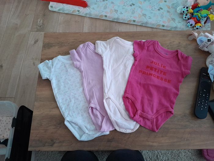 Lot bodies sans manches 6M