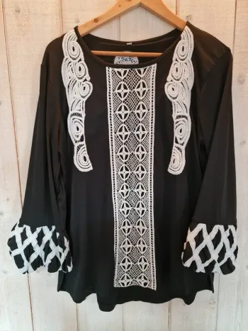 Tunique Almatrichi T44 noir et dentelle écrue