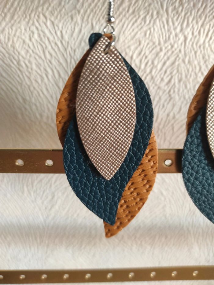 Boucles d’oreilles pendantes – Feuilles en simili cuir - photo numéro 5