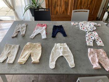 9 pantalons et 5 sous pulls