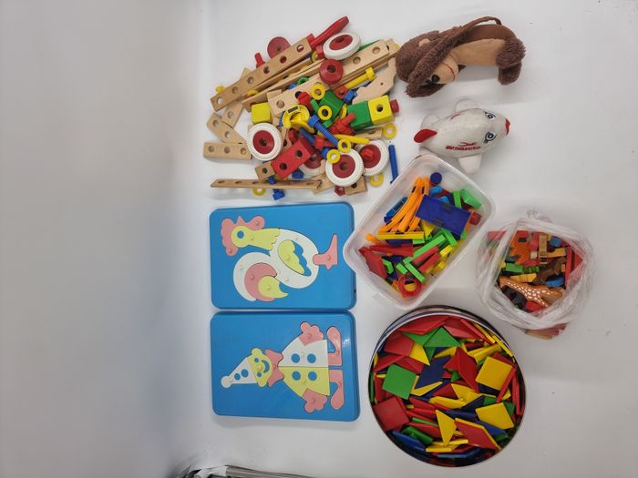 Lot de jouets divers en bois de construction et mosaïque + deux mini peluches