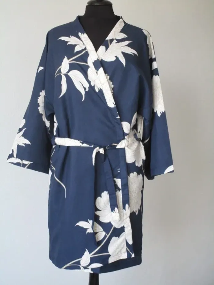 Peignoir marine fleurs blanches TU NEUF - photo numéro 2