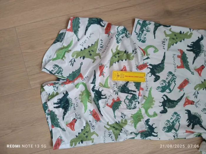 Magnifique pyjama dinausore taille 8 ans - photo numéro 2