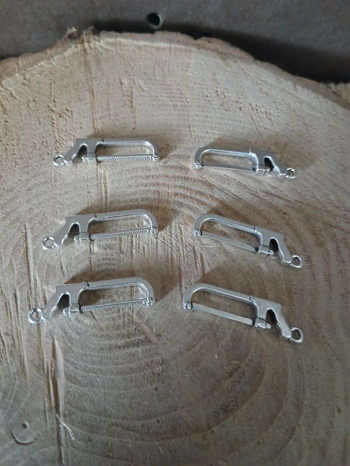 Lot de 6 pendentifs breloques scie à métaux argenté