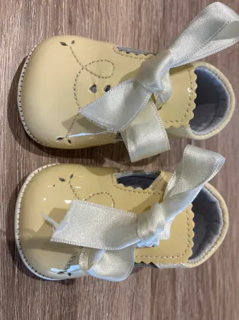 Chaussure beige vernis