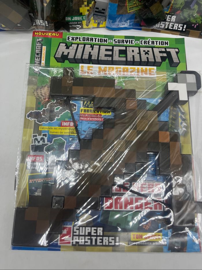 Lot de 3 magazines Livres d'activités Minecraft avec son arc et sa machette et son épée - photo numéro 2
