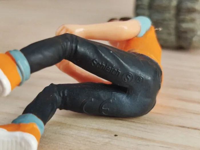 Schleich personnage femme brune qui conduit - photo numéro 4