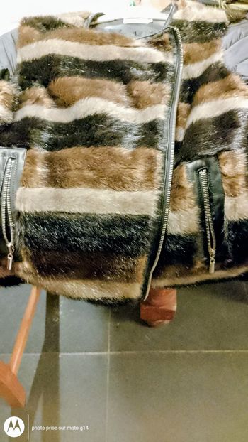 veste forme perfecto, en fourrure, très agréable à porter