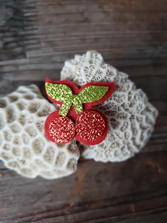 Superbe broche cerise