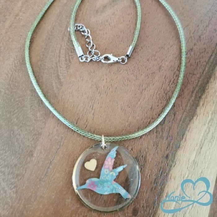 Pendentif en résine rond avec un oiseau 🐦💛 - photo numéro 3