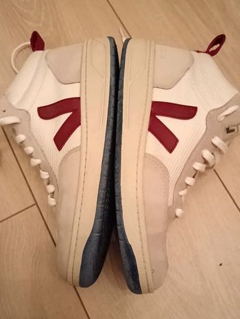 Paire de baskets Veja chic, confortable et en véritable cuir, pointure 38 en très bon état.