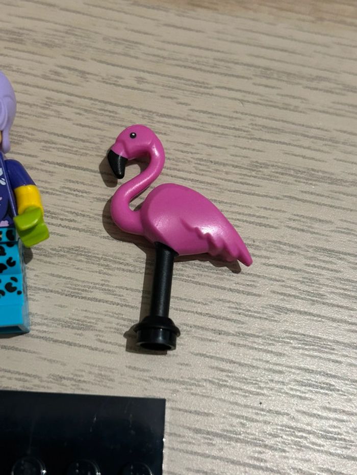 Minifigurine lego 71025 série 19  La jardinière et son flamant rose - photo numéro 3