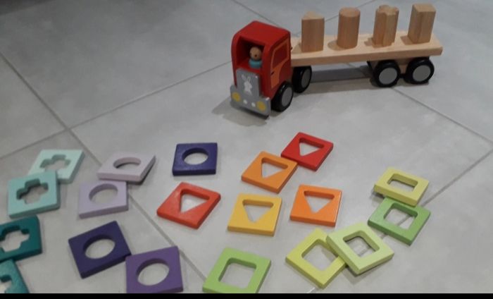 camion janod en bois avec ses pièces en bois à empiler - photo numéro 5