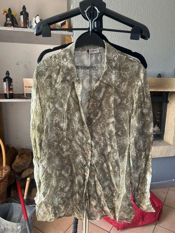 Chemise effet serpent kaki