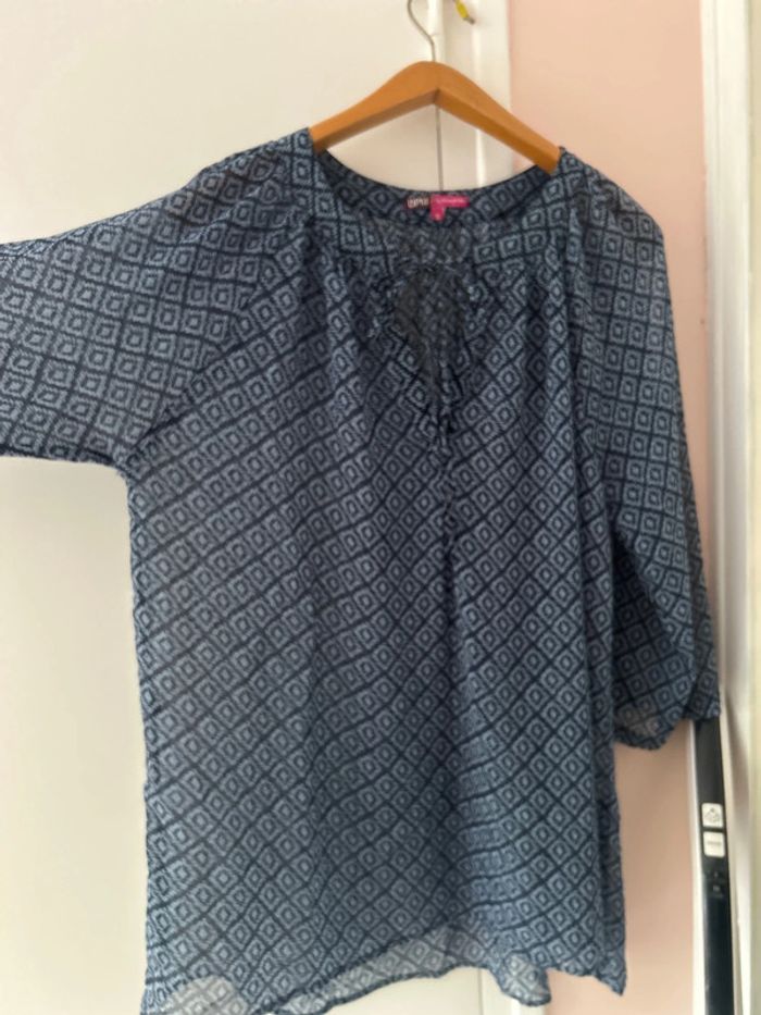 Chemisier transparent bleu et noir à motif