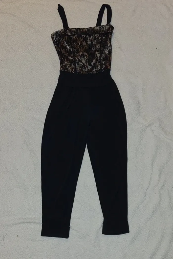 Combinaison noir et dentelle