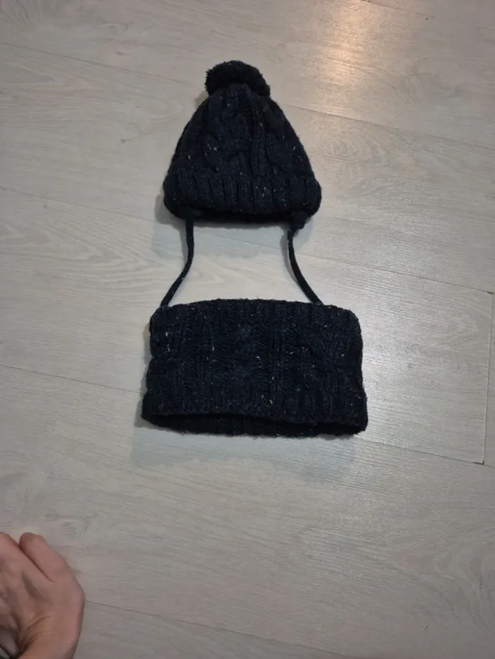 Ensemble bonnet et tour de cou bleu hiver