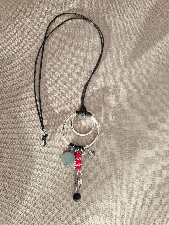 Collier long avec diverses décorations - photo numéro 10