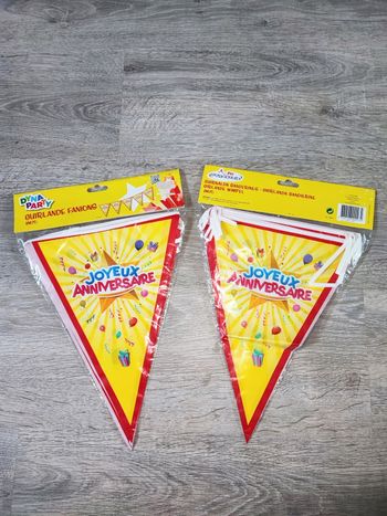 Lot de 2 guirlandes neuves 2m70
" Joyeux anniversaire"