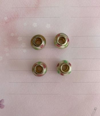 Lot de 4 charms en verre motifs fleurs