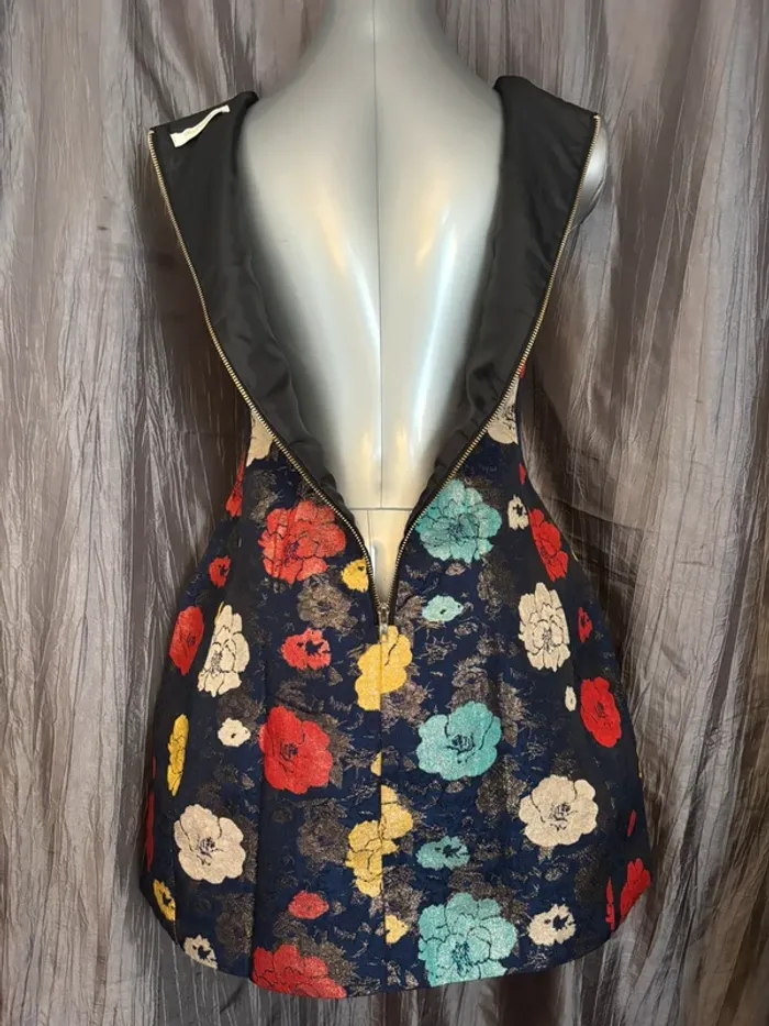 Belle robe ajustée et évasée en brocart à motif floral métallisé S/36 - photo numéro 5