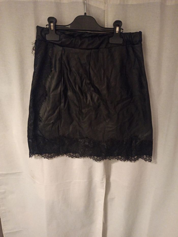 Jupe simili cuir noire dentelle - photo numéro 4