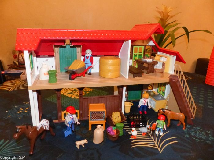 Playmobils la grande ferme moderne + personnages etc - photo numéro 8