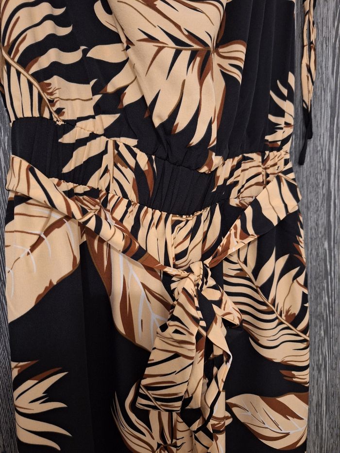 Combinaison à une épaule et jambes larges imprimé feuilles - photo numéro 3