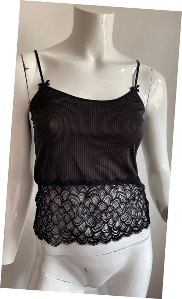 Top noir avec dentelles taille S et rayures blanches