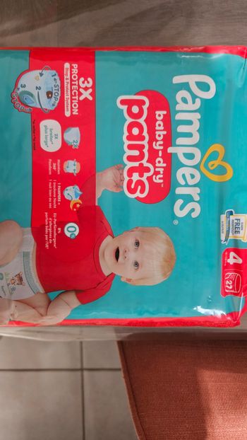 Couches pampers  taille 4